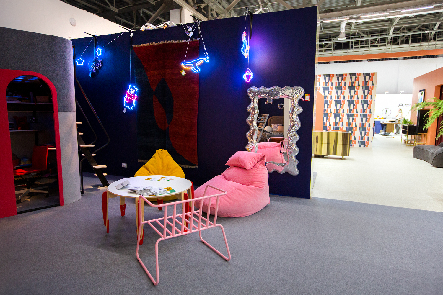 Бескаркасные кресла RANGA на выставке Московская неделя интерьера и дизайна 2023 на ВДНХ