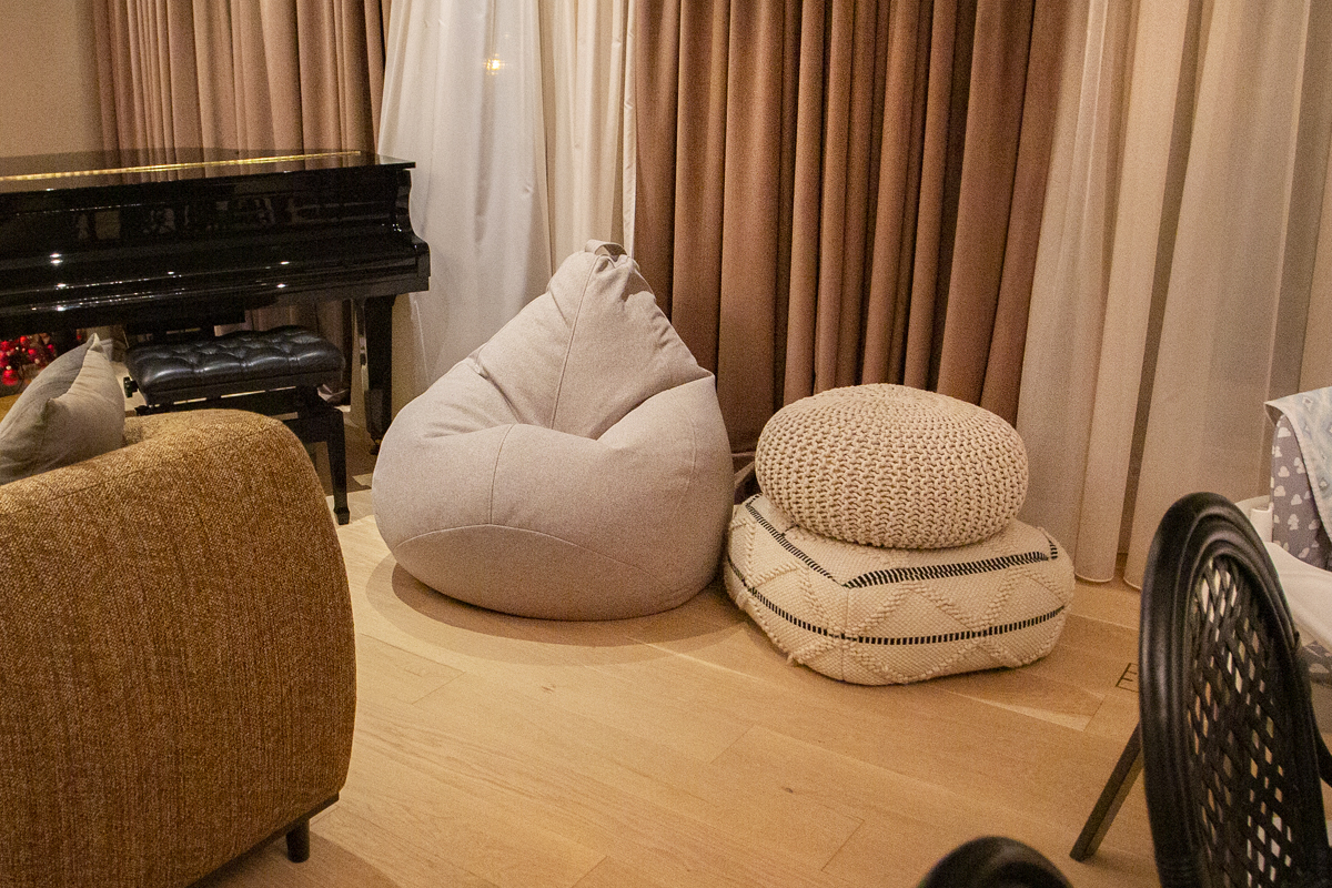 Кресло-груша от мастерской Ранга в интерьере гостиной в Москве