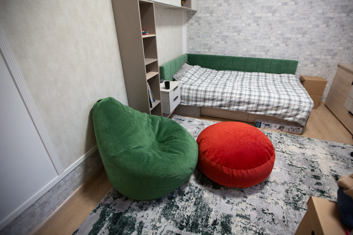 Комплект бескаркасной мебели зеленая кресло-груша плюс красный пуфик