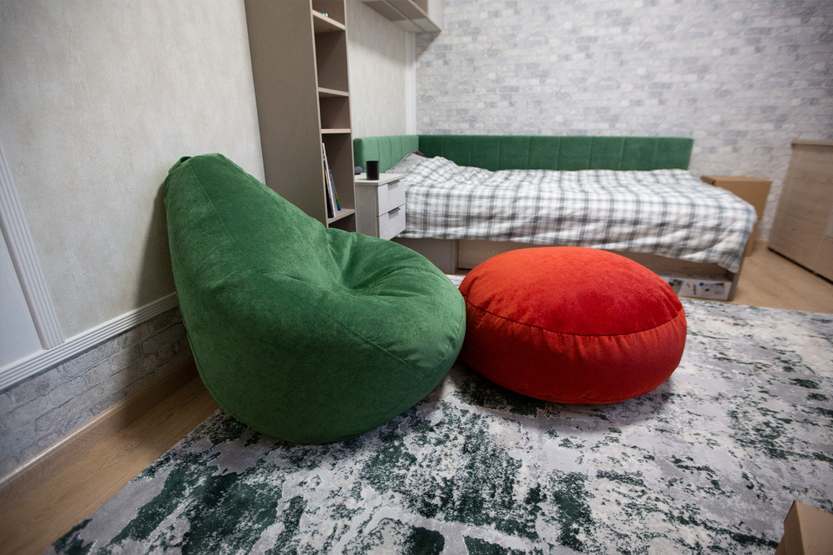 Комплект бескаркасной мебели зеленая кресло-груша плюс красный пуфик