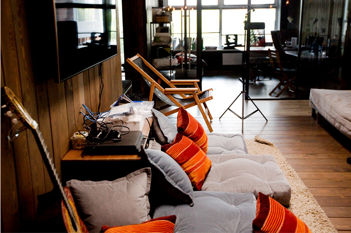 Дизайнерские сидушки и подушки мастерской Ранга в офисе студии Inty.Pro