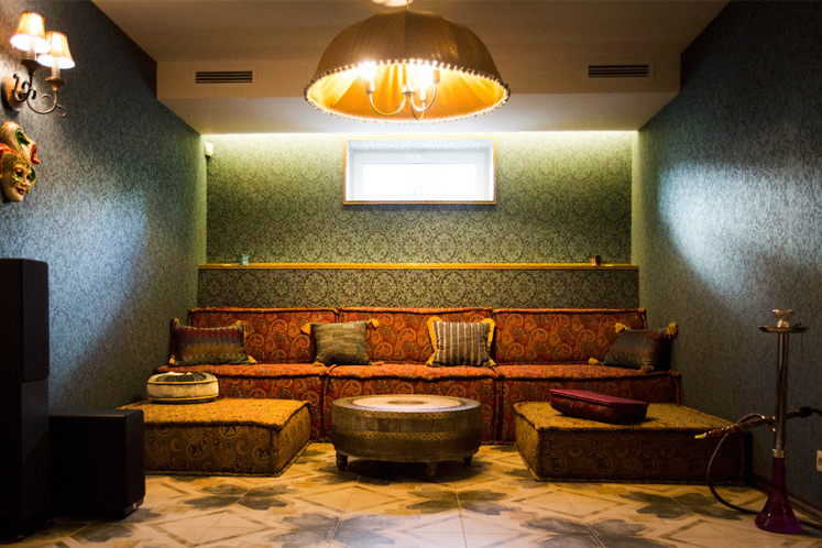 Lounge-зона с подушками от RANGA Performance в частном доме в поселке Крёкшино