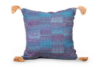 Декоративная подушка с кисточками в фиолетовых цветах