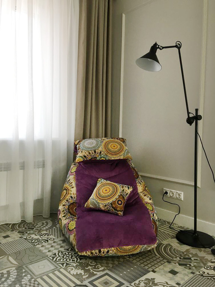 Бескаркасное кресло с откидывающейся подушкой из яркого гобелена и велюра