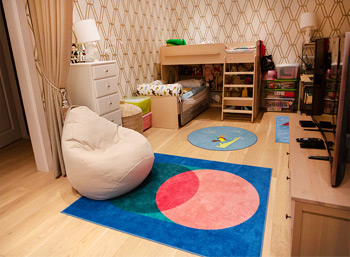 Кресло-груша молочного цвета в детской комнате, Москва