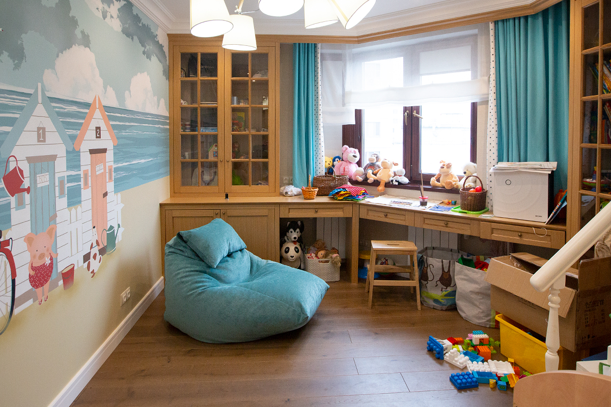 Кресло-пуфик Tiffany Lounge Pie в интерьере детской комнаты с расписной стеной