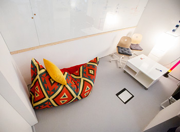 Бескаркасное кресло-подушка Tortuga Pad в комнате переговоров студии Aero