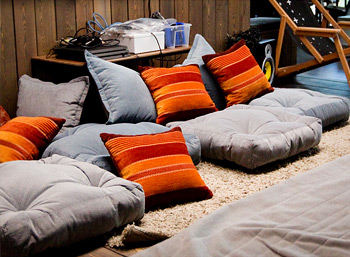 Бескаркасные сидушки с подушками для нового офиса студии Inty.Pro